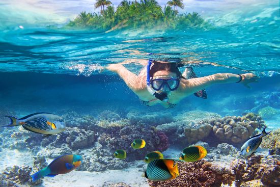 Snorkeling in mare con maschera e boccaglio