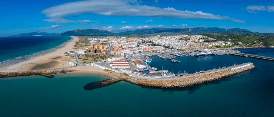 Tarifa vista dall’alto con porto e spiaggia