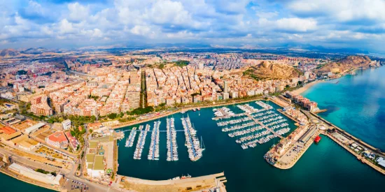 Vista panoramica di Alicante con porto, centro e Castello di Santa Bárbara