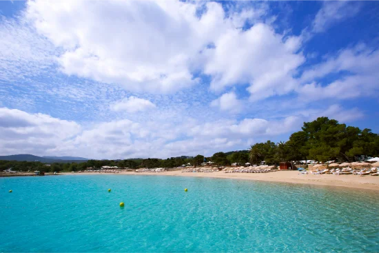 Cala Bassa a Ibiza fuori dai periodi più affollati