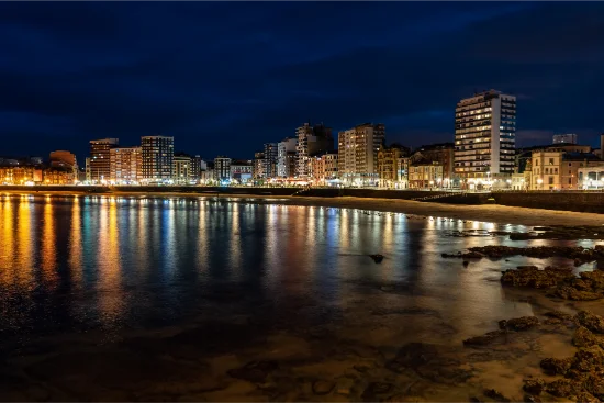 Il lungomare di Gijon di sera