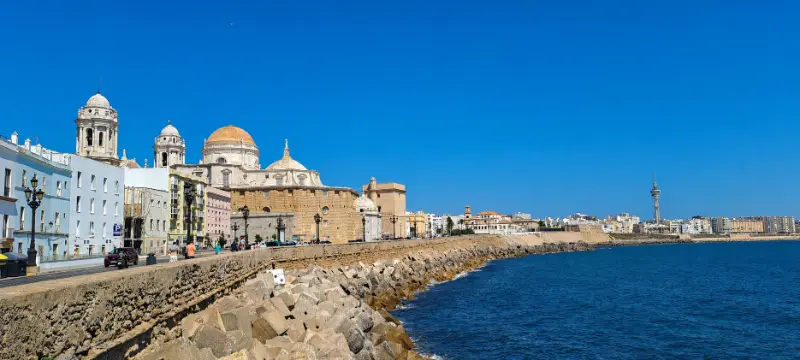 Cattedrale di Cadice affacciata sull'Oceano Atlantico a Cadice, in Spagna