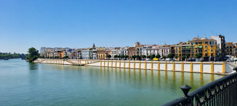 quartiere di Triana a Siviglia, visto dalla sponda del fiume Guadalquivir